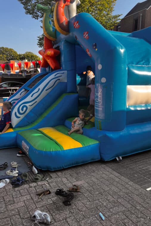 Een springkussen in een woonwijk