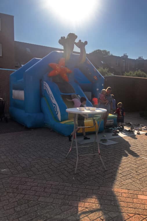 Een springkussen in een woonwijk