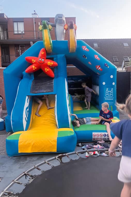 Een springkussen in een woonwijk