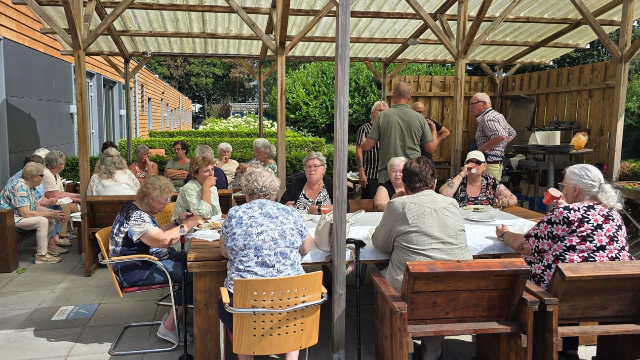 Bezoekers tijdens de jaarlijkse BBQ van de Brug