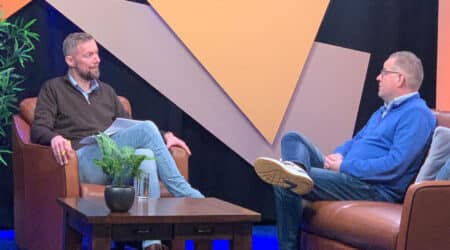Jonathan Weegink van Wijkraad Katwijk Noord in gesprek tijdens RTV Magazine.