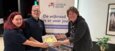 Taart voor communityleden wijkraad Katwijk Noord