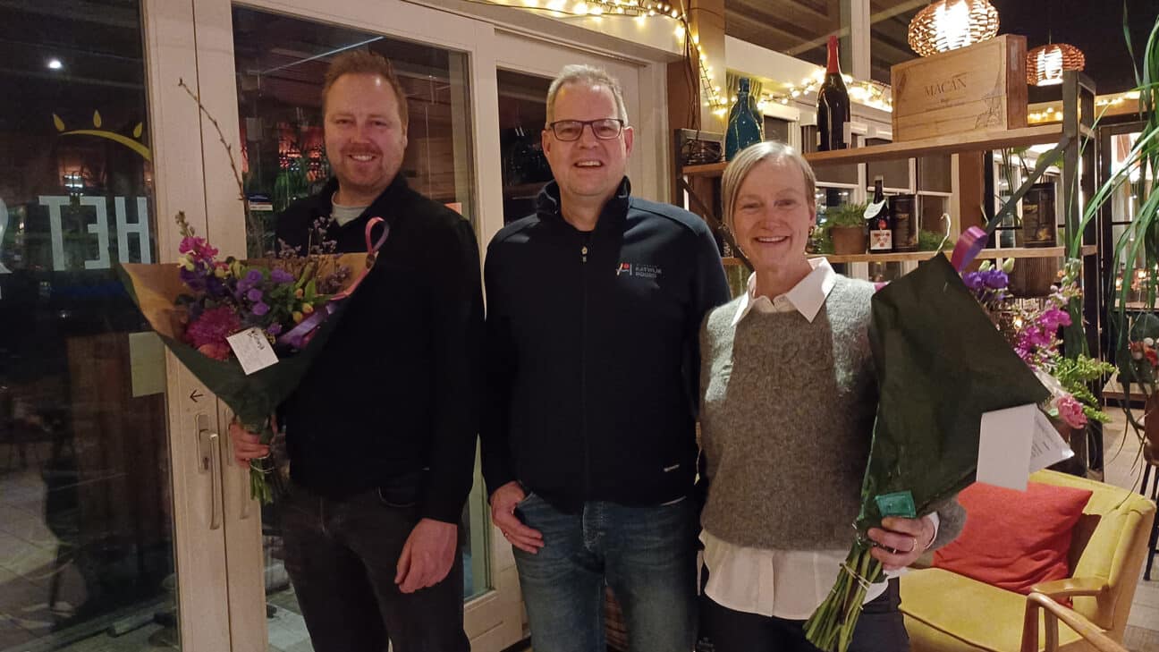 Van links naar rechts: Maarten Langbroek, wijkraadsvoorzitter Jonathan Weegink en Jeanette van der Spek.