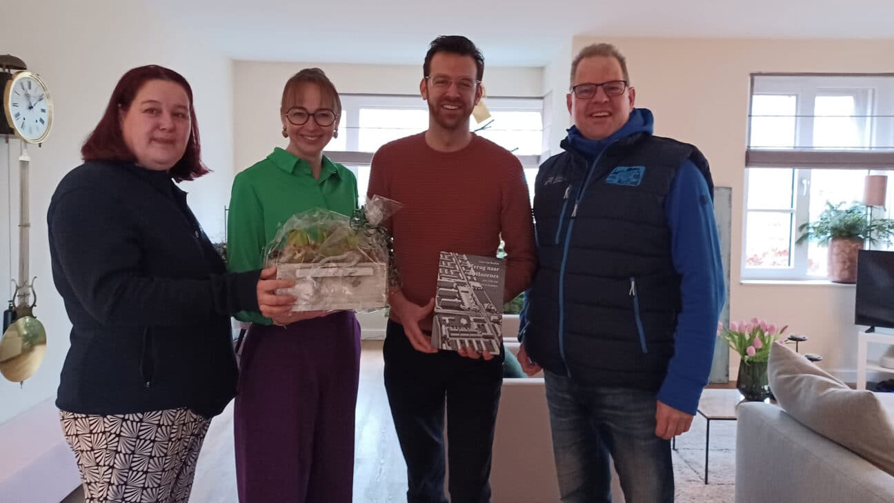 Burgemeester Middelkoop wordt welkom geheten door Wijkraad Katwijk Noord