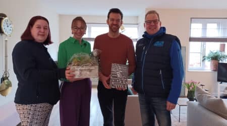 Burgemeester Middelkoop wordt welkom geheten door Wijkraad Katwijk Noord