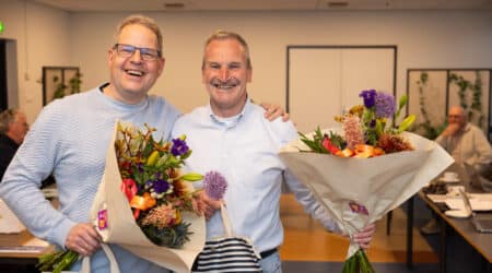 Jonathan (links) en Peter (rechts) met beiden een bos bloemen
